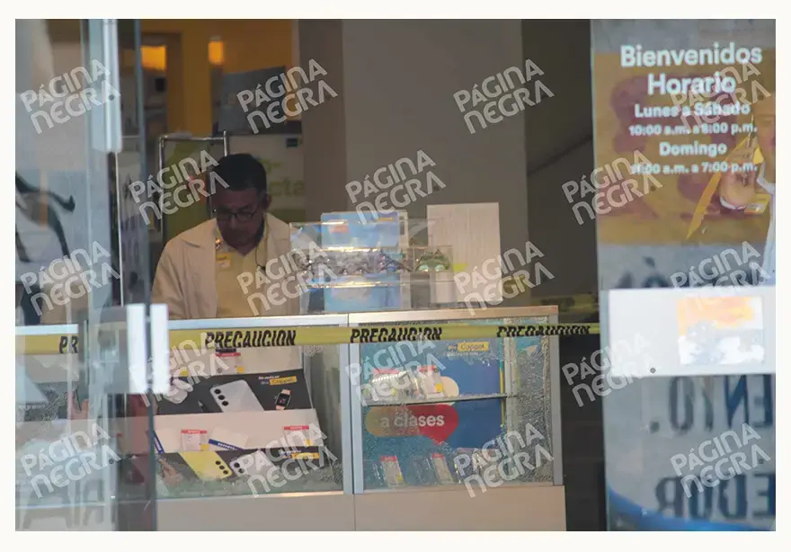 Con martillos, delincuentes asaltan Coppel de Totimehuacan; roban decenas de celulares