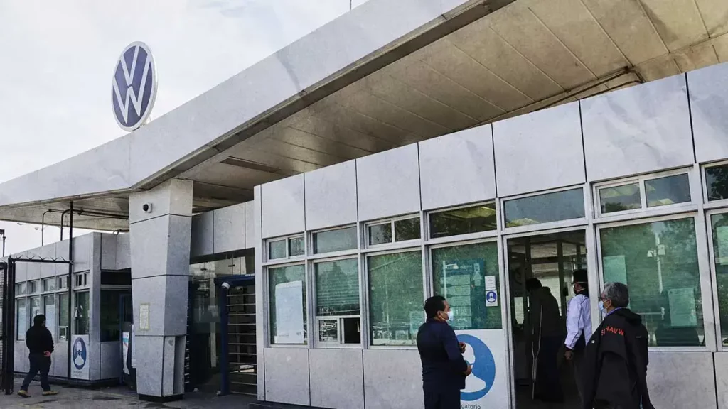 Volkswagen Puebla y sindicato llegan a preacuerdo salarial de casi 11% con prestaciones