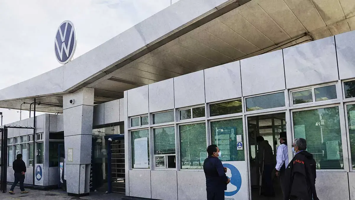 Volkswagen Puebla y sindicato llegan a preacuerdo salarial de casi 11% con prestaciones
