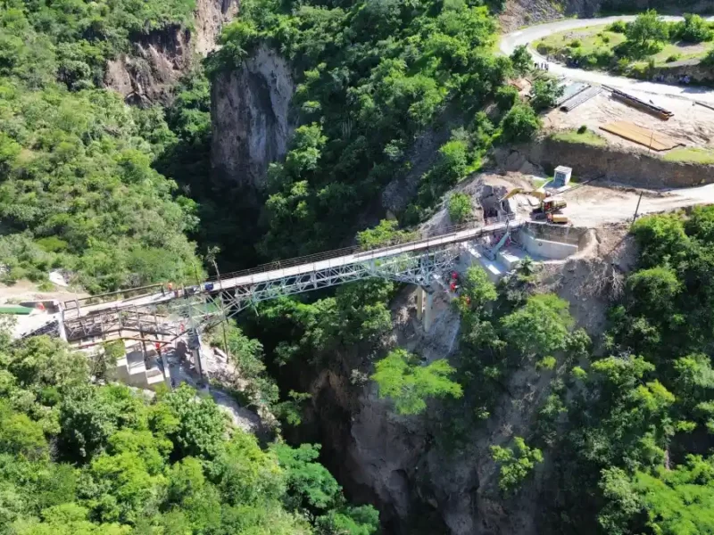 Con obras de infraestructura, Sergio Salomón mejora movilidad en Tochimilco y Acteopan