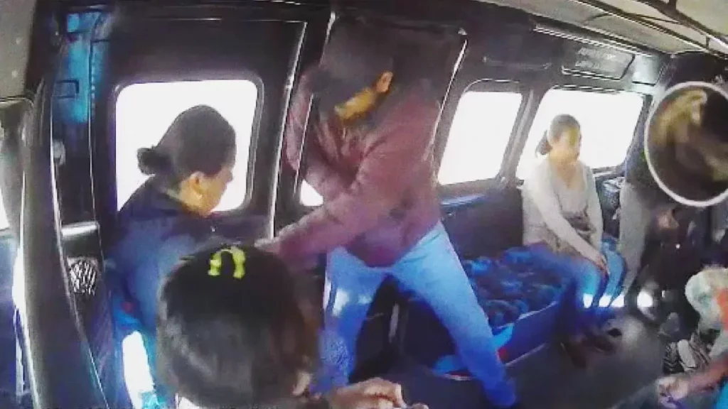 Asaltan a pasajeros de Ruta 8 en Santa Lucía, Puebla; delincuentes quedaron captados en vídeo