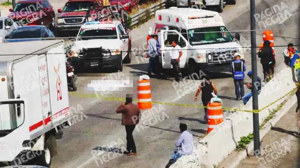 Motociclista murió tras chocar contra trafitambo y golpear camión en el Periférico Ecológico de Puebla