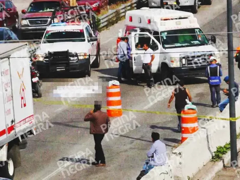 Motociclista murió tras chocar contra trafitambo y golpear camión en el Periférico Ecológico de Puebla