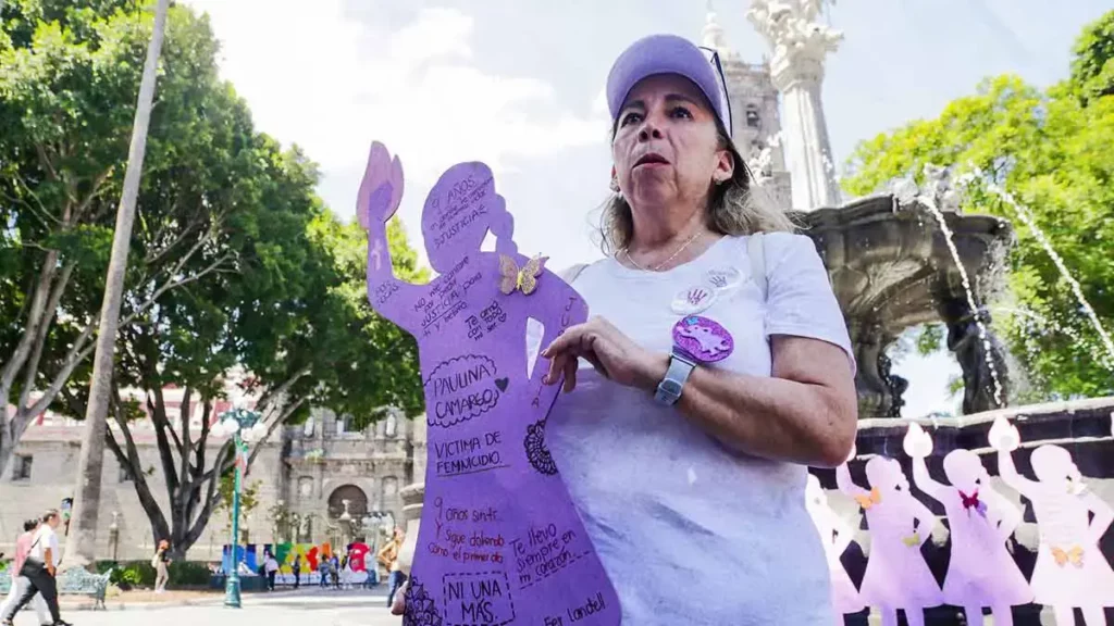 Familiares de Paulina Camargo colocan siluetas para visibilizar a desaparecidos en Puebla