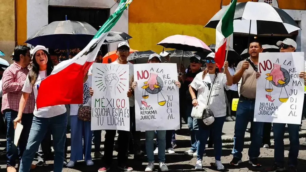 Trabajadores del Poder Judicial realizan manifestación frente al Congreso de Puebla