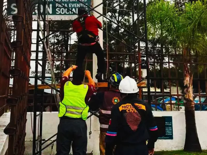 Trabajador se electrocutó en restaurante de mariscos de Puebla; sobrevivió de milagro