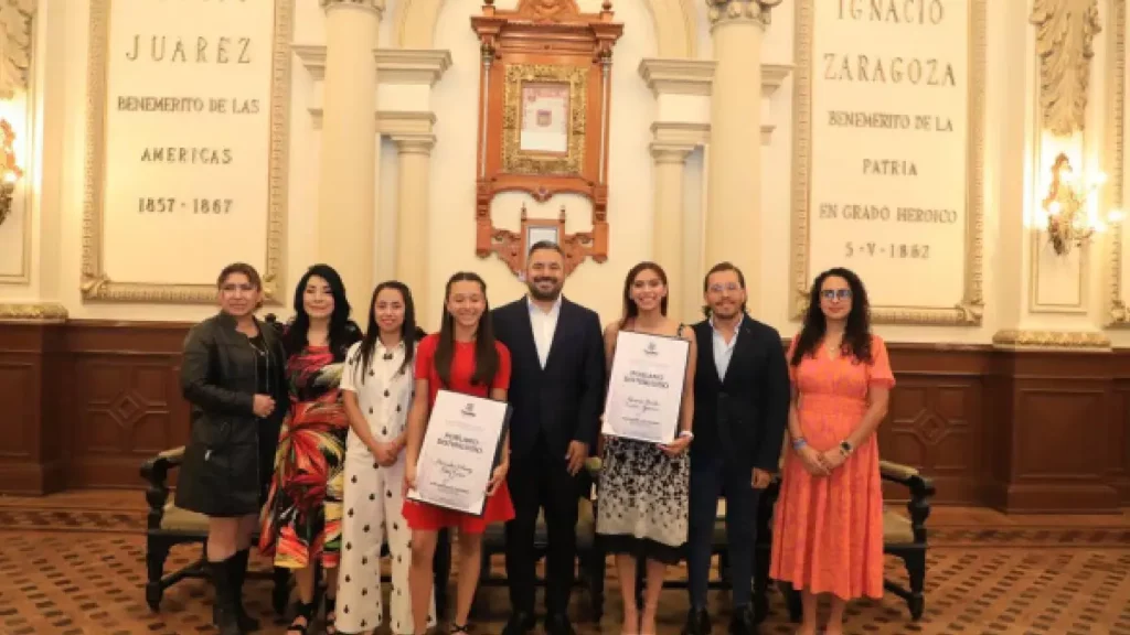 Gobierno municipal reconoce a dos jóvenes deportistas como "Poblanas Distinguidas"