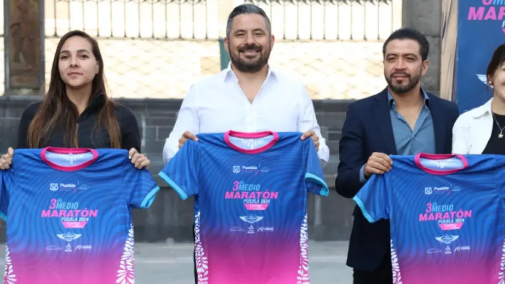 Presenta Ayuntamiento de Puebla playera oficial del tercer medio maratón