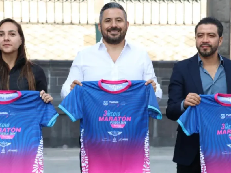 Presenta Ayuntamiento de Puebla playera oficial del tercer medio maratón