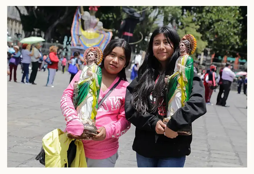 Fieles despiden Reliquia de San Judas Tadeo en la Catedral de Puebla