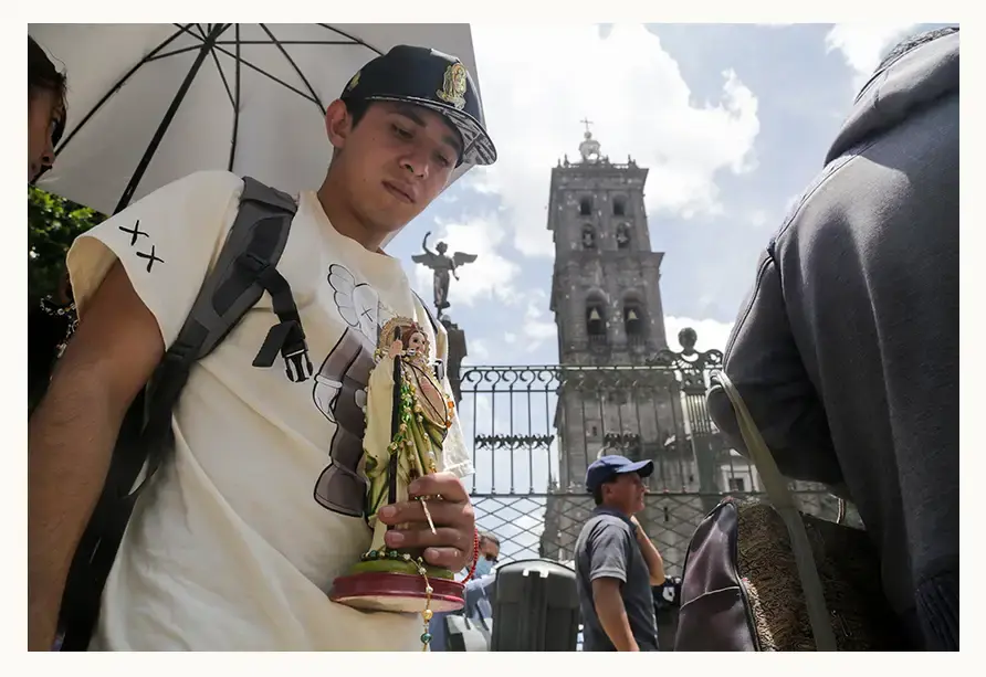 Fieles despiden Reliquia de San Judas Tadeo en la Catedral de Puebla