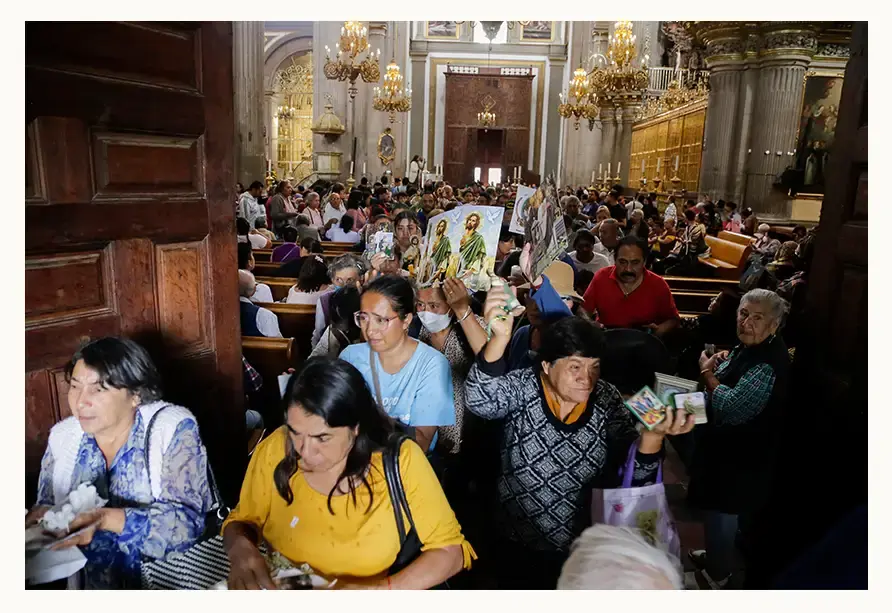 Fieles despiden Reliquia de San Judas Tadeo en la Catedral de Puebla