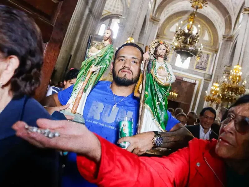 Fieles despiden Reliquia de San Judas Tadeo en la Catedral de Puebla