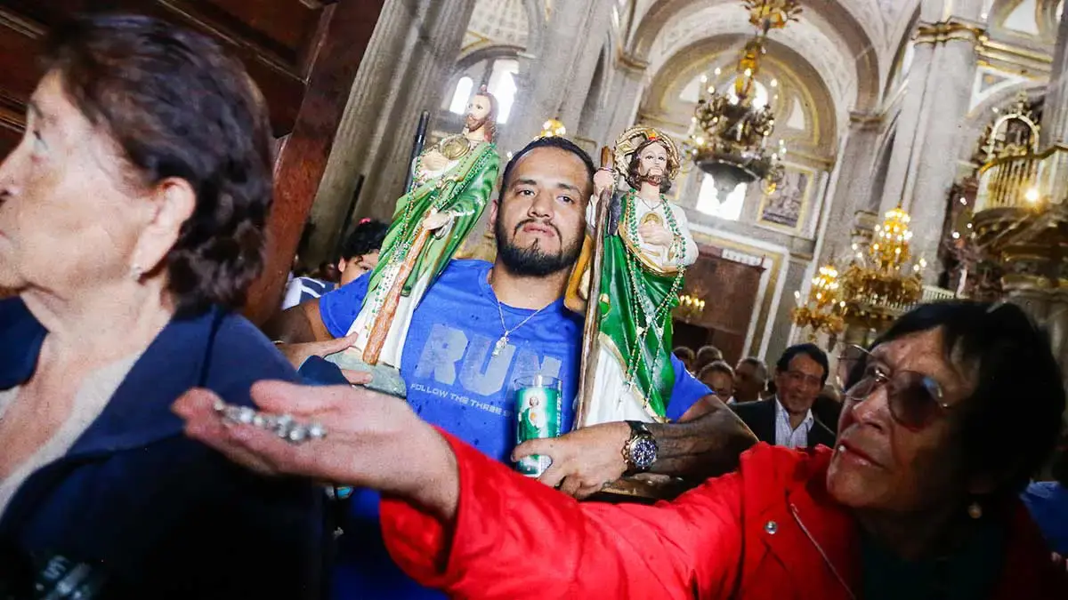 Fieles despiden Reliquia de San Judas Tadeo en la Catedral de Puebla