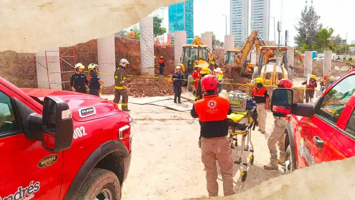 Mueren sepultados dos trabajadores en las obras del distribuidor en la Vía Atlixcáyotl