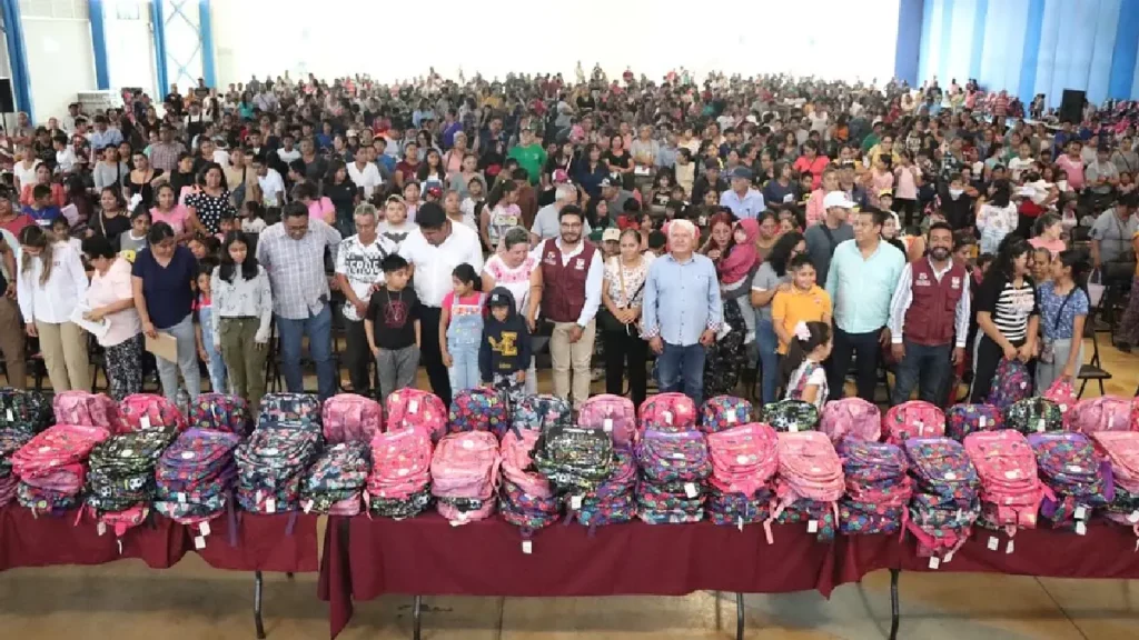 Entregan kits escolares en Atlixco para apoyar economía y prevenir la deserción estudiantil