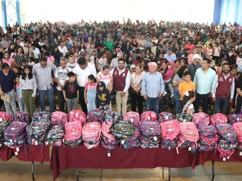 Entregan kits escolares en Atlixco para apoyar economía y prevenir la deserción estudiantil