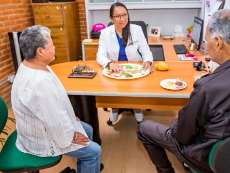 SMDIF Puebla comparte la importancia de la alimentación saludable en personas adultas mayores