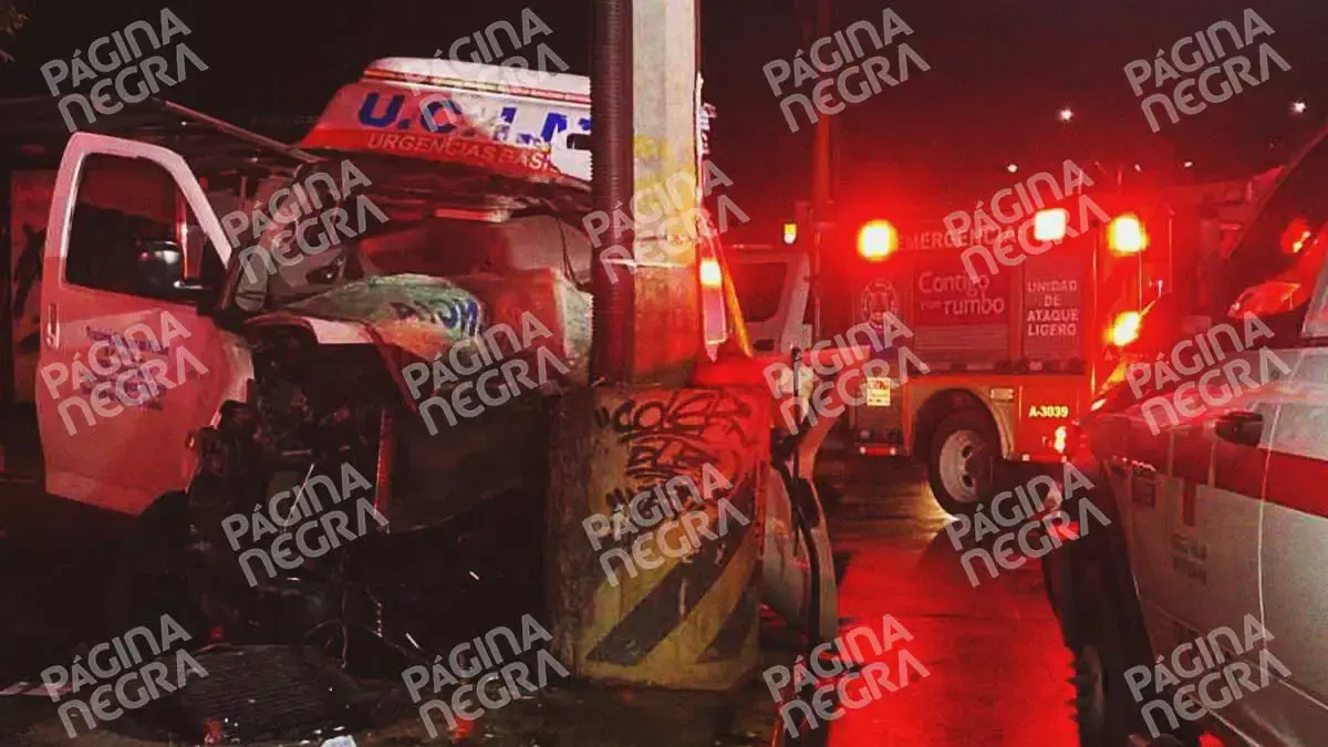 Choque de ambulancia contra poste de CFE dejó a tres paramédicos heridos