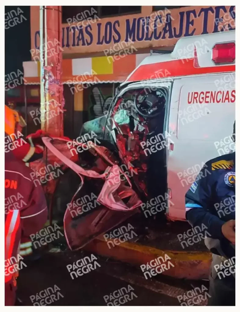 Choque de ambulancia contra poste de CFE dejó a tres paramédicos heridos