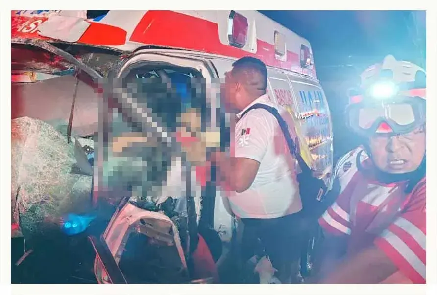 Murió uno de los paramédicos herido por choque de ambulancia en Puebla