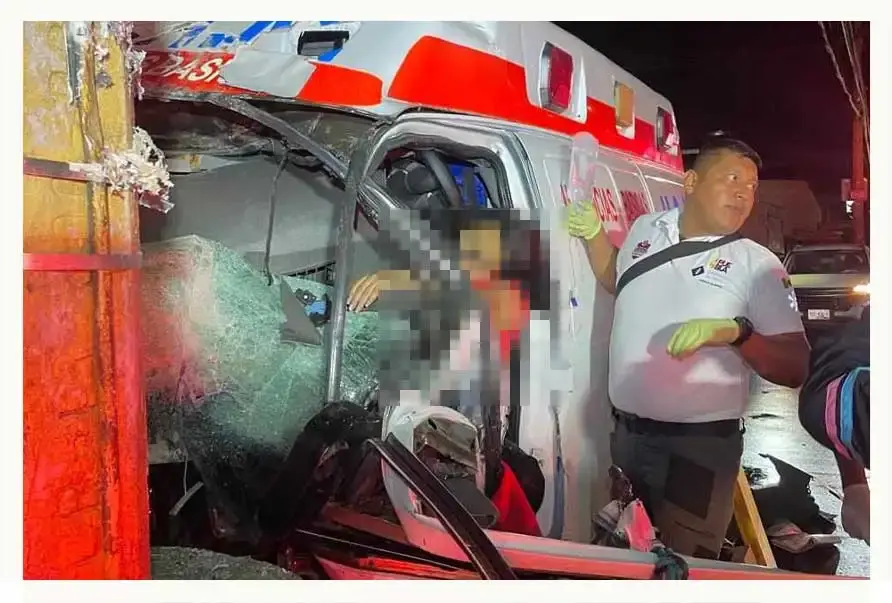 Murió uno de los paramédicos herido por choque de ambulancia en Puebla