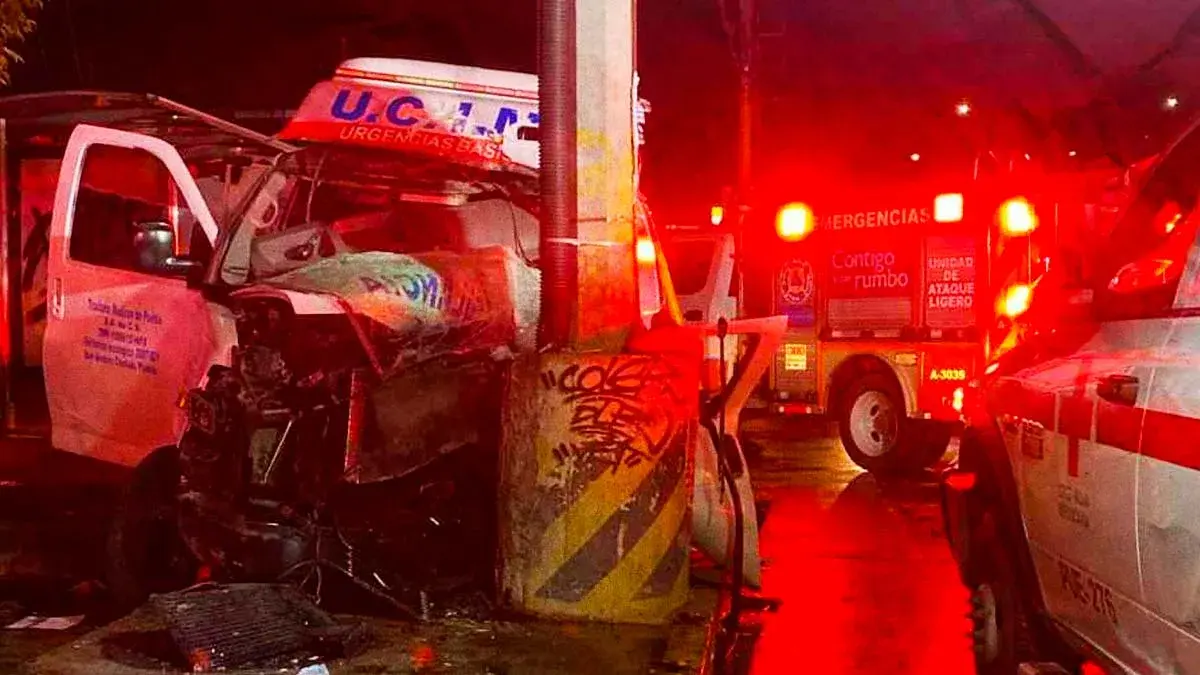 Murió uno de los paramédicos herido por choque de ambulancia en Puebla