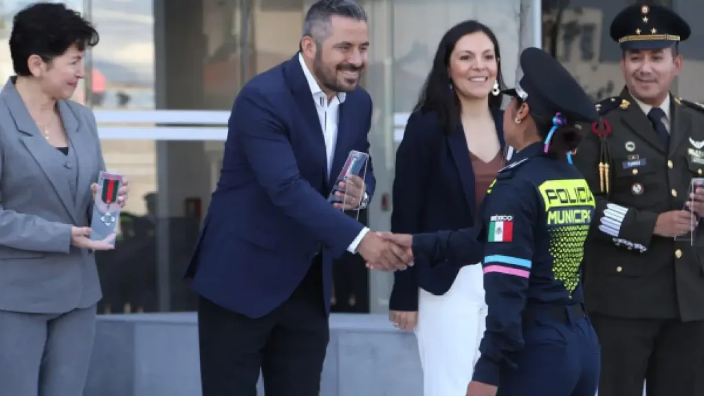 Ayuntamiento de Puebla celebra el día del policía municipal entregando condecoraciones a elementos destacados