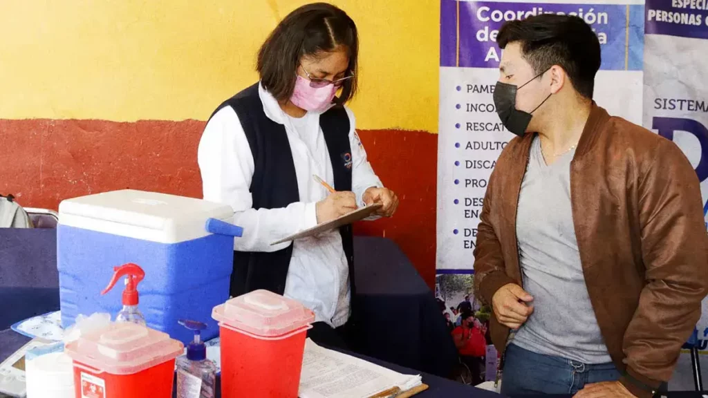Salud de Puebla aplicará refuerzo de la vacuna contra la Covid-19; estas son las sedes