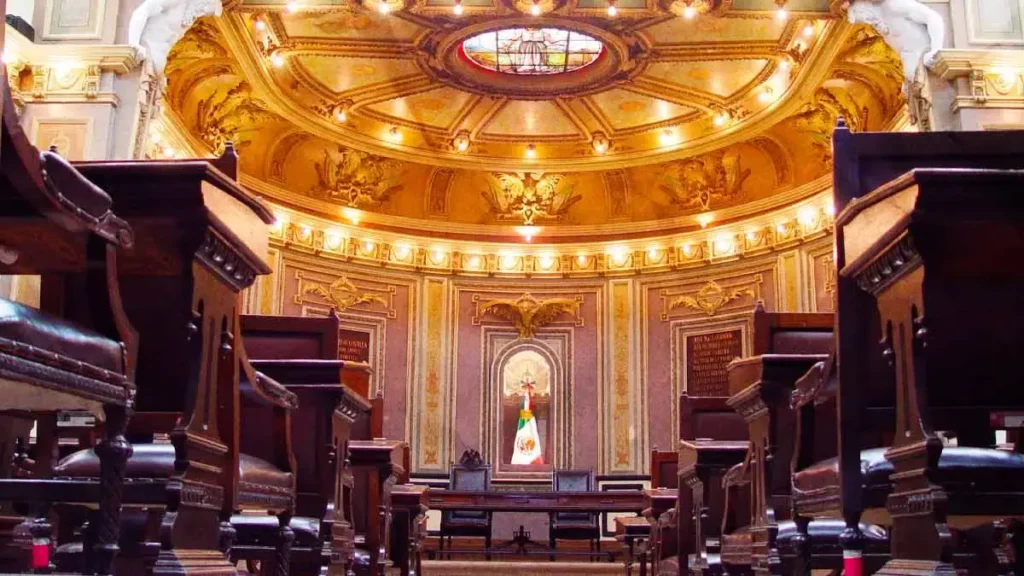 Poblanos pagan 130 mil pesos diarios para mantener a los diputados del Congreso de Puebla 