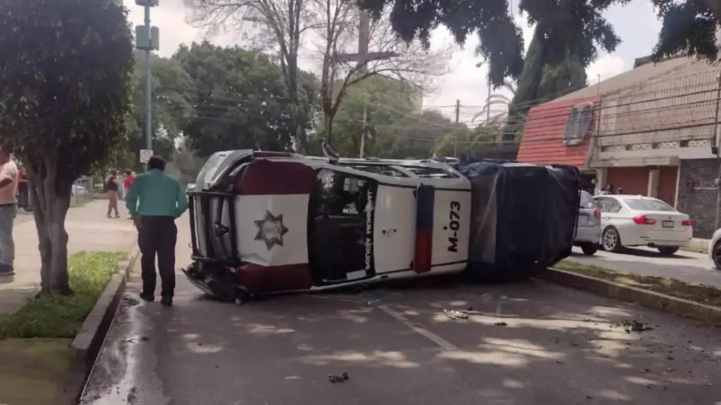 Patrulla de Tecomatlán volcó en Puebla; alcalde electo y presidenta saliente iban a bordo