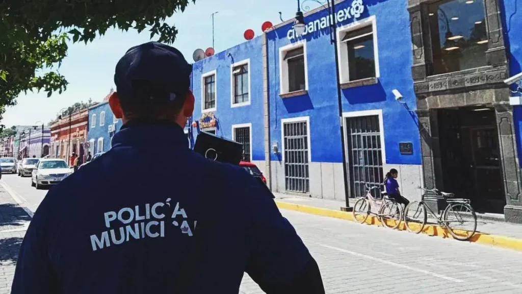 Por accidente, policía municipal de San Pedro Cholula se disparó en un pie