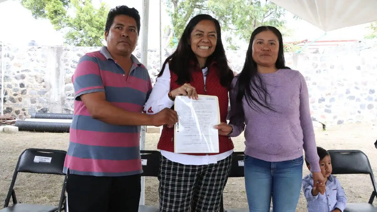 Ariadna Ayala realiza justicia social al entregar calentadores solares en Atlixco