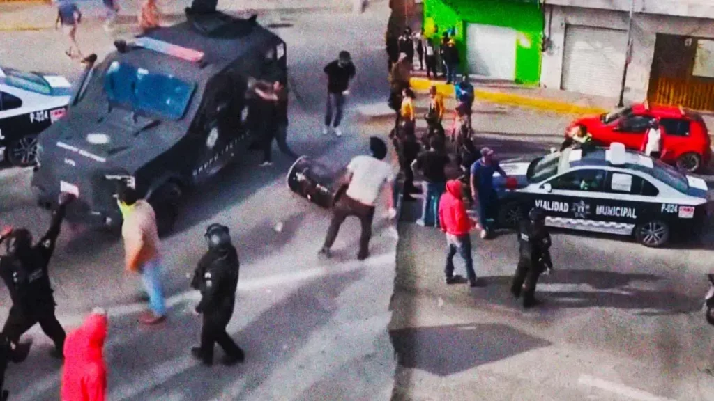 Linchamiento en Tepeaca deja a un extorsionador muerto; policías rescatan a otro más