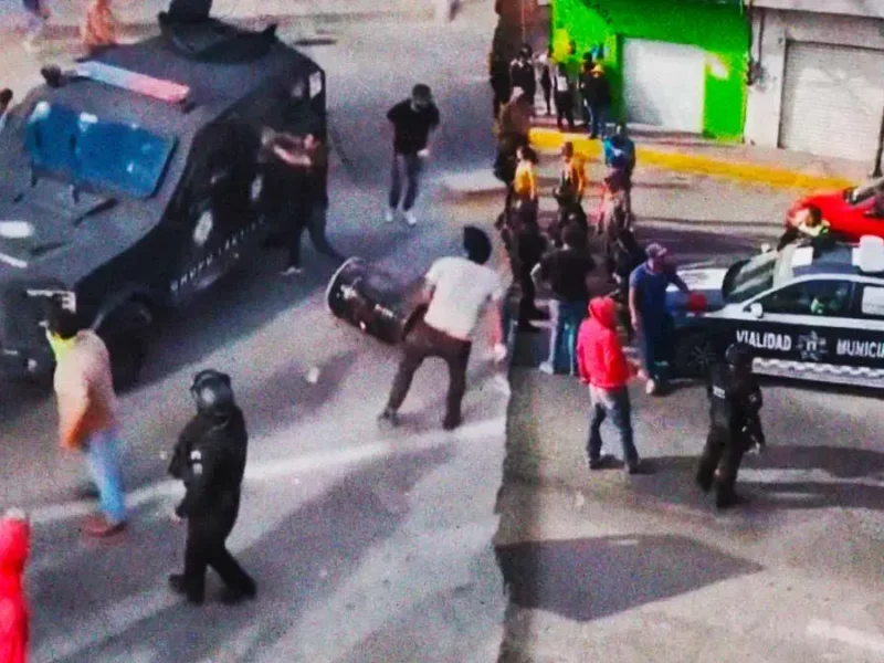 Linchamiento en Tepeaca deja a un extorsionador muerto; policías rescatan a otro más