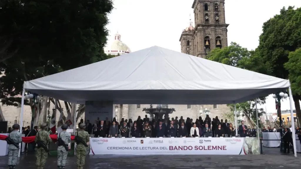 Poderes del Estado colocan Bando Solemne de Fiestas Patrias 2024 en la sede del Congreso
