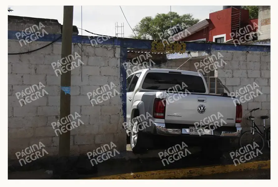 Conductora chocó su camioneta contra una casa tras ser atacada a balazos en San Pedro Cholula 