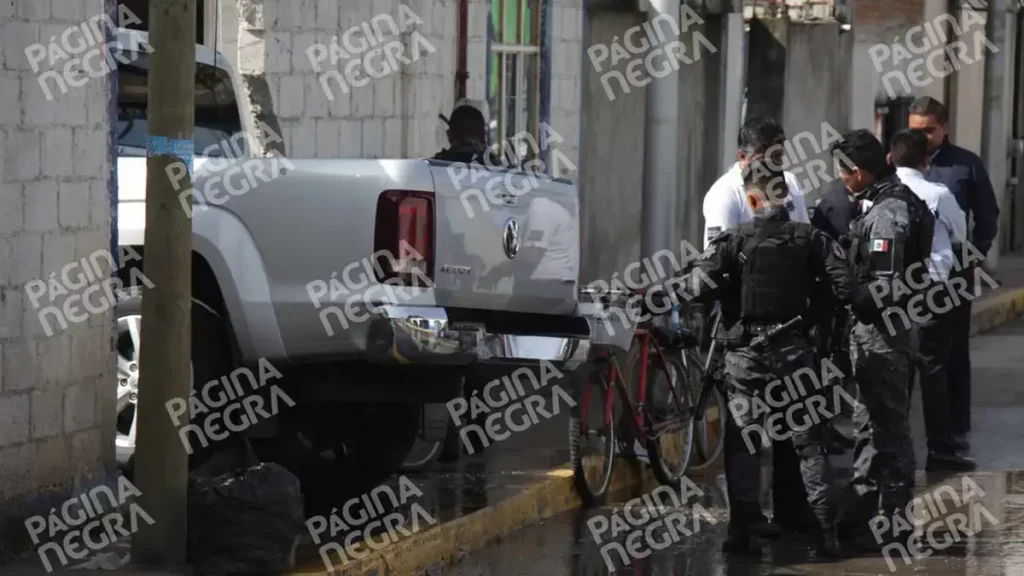 Conductora chocó su camioneta contra una casa tras ser atacada a balazos en San Pedro Cholula 