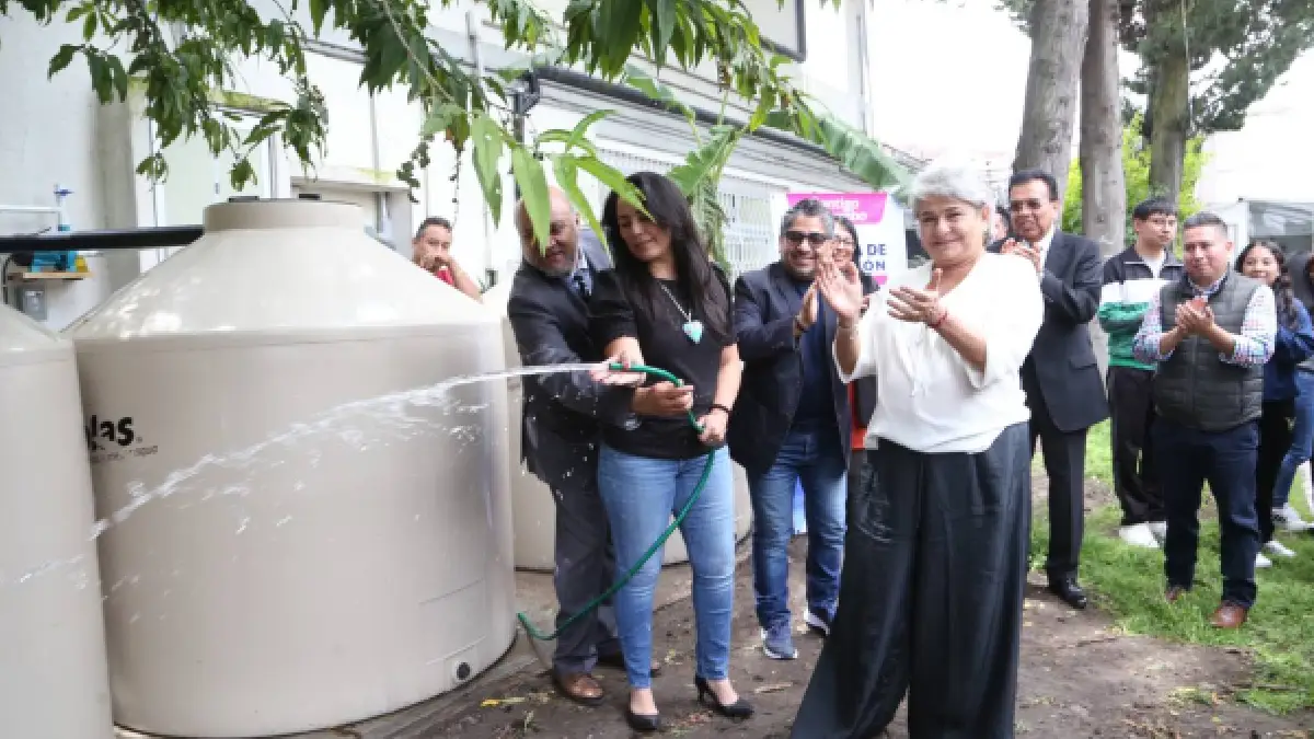 Ayuntamiento de Puebla entrega captadores de agua de lluvia a escuelas
