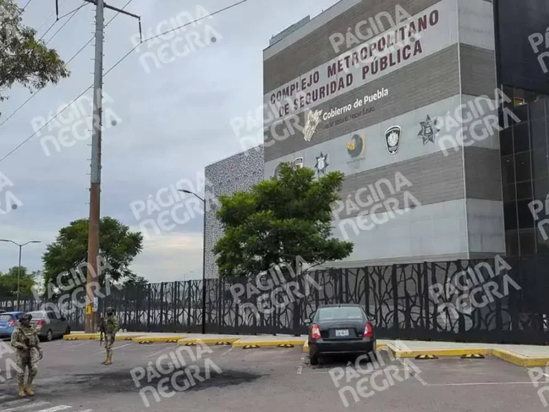 Frente al C5 de Puebla, grupo criminal abandonó auto en llamas con restos humanos dentro
