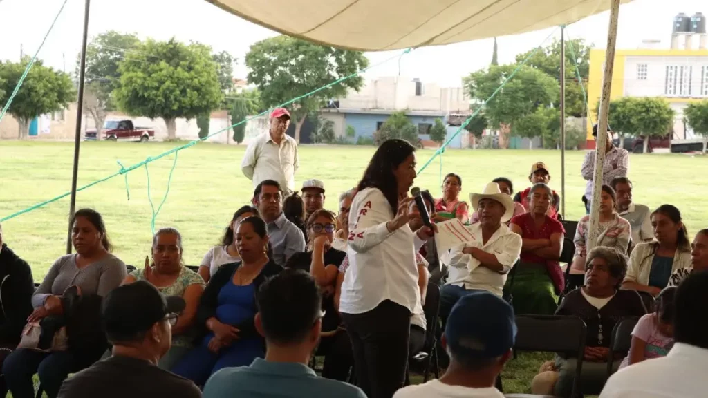 Ariadna Ayala cuida economía familiar de atlixquenses con la entrega de calentadores solares