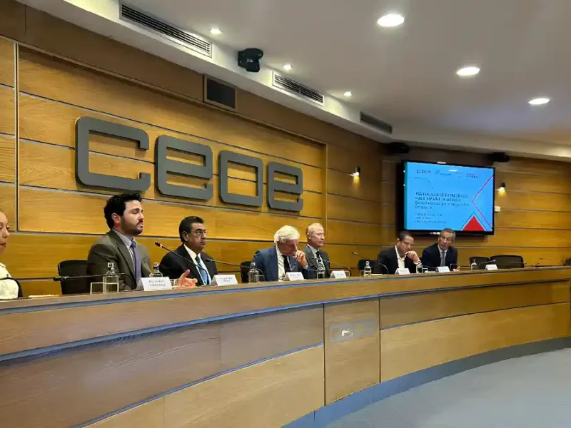 En España, gobierno estatal fortalece cooperación con empresas para consolidar economía poblana
