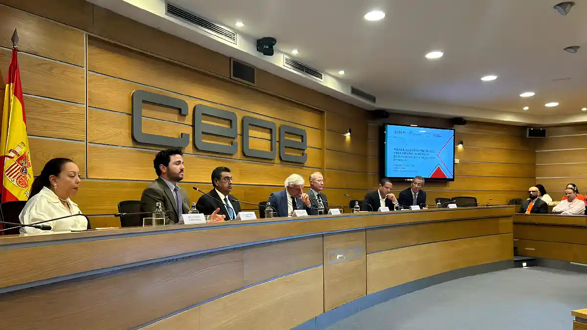 En España, gobierno estatal fortalece cooperación con empresas para consolidar economía poblana