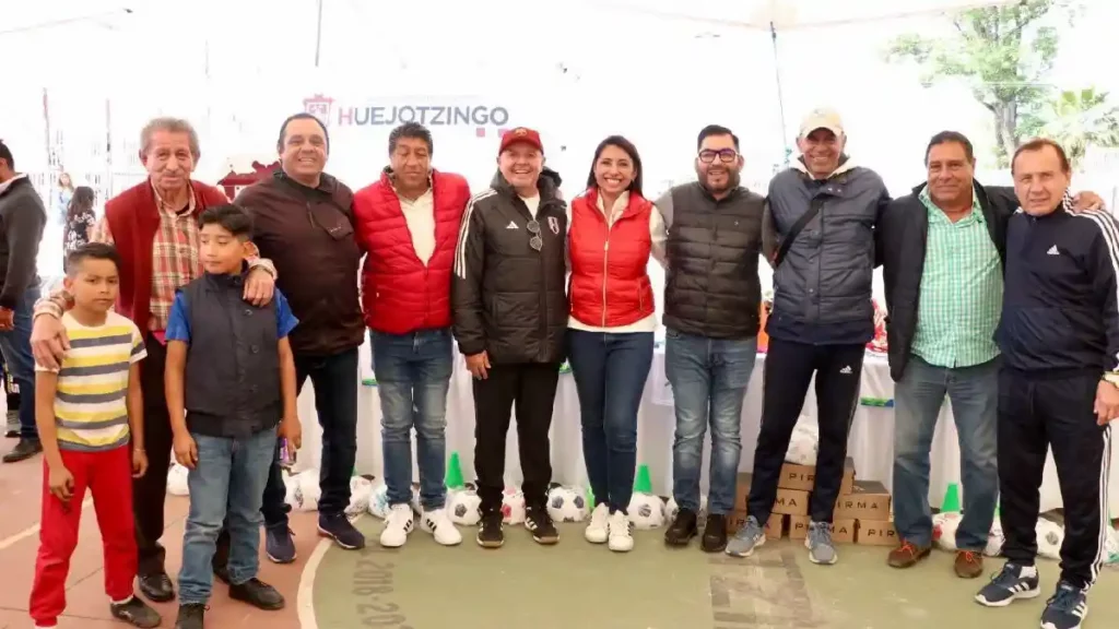 Angélica Alvarado hace entrega de apoyos deportivos para alumnos de la Escuela de Iniciación Deportiva Infantil de Fútbol de Huejotzingo