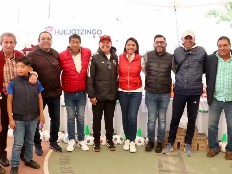 Angélica Alvarado hace entrega de apoyos deportivos para alumnos de la Escuela de Iniciación Deportiva Infantil de Fútbol de Huejotzingo