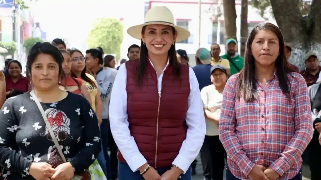 Angélica Alvarado entrega lentes y becas a niños, niñas y jóvenes de Huejotzingo