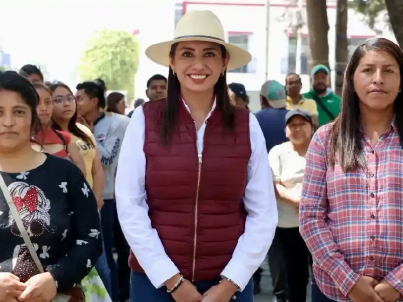 Angélica Alvarado entrega lentes y becas a niños, niñas y jóvenes de Huejotzingo