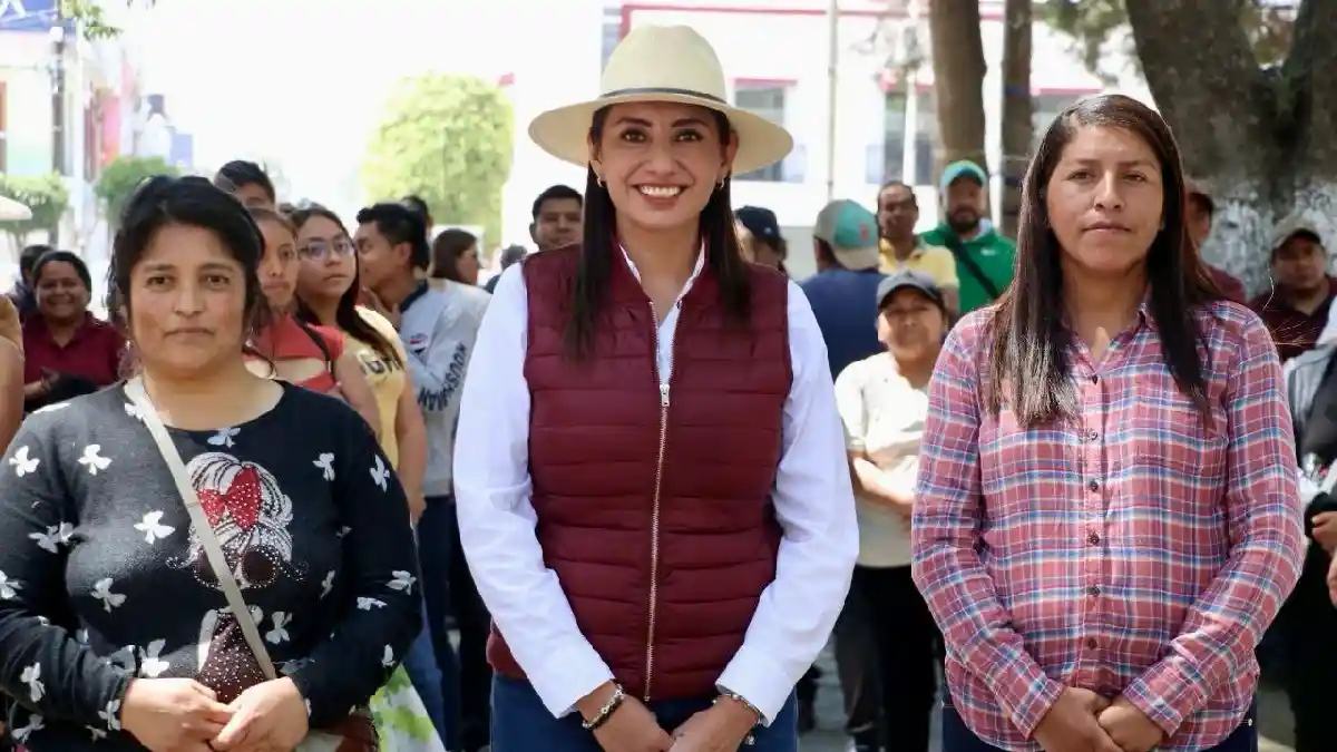 Angélica Alvarado entrega lentes y becas a niños, niñas y jóvenes de Huejotzingo
