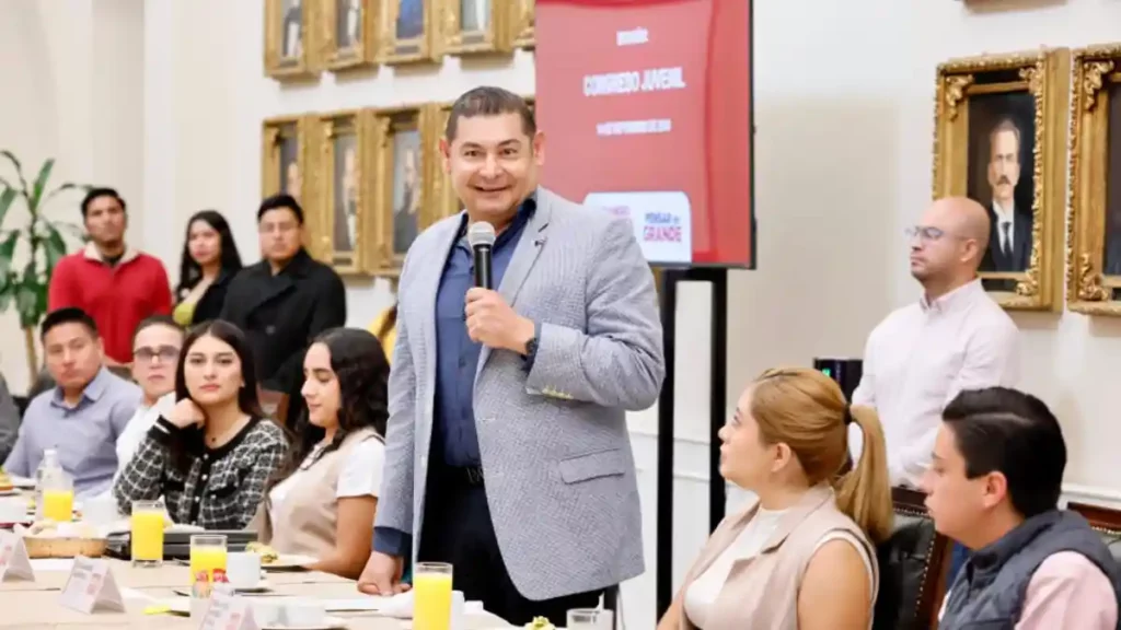 La juventud, clave en el futuro sostenible y tecnológico de Puebla: Armenta