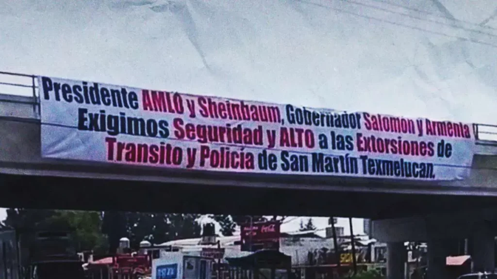 Pobladores de Texmelucan cuelgan lonas en la autopista México-Puebla, exigen freno a extorsiones de policías municipales